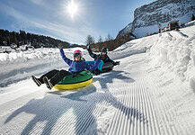 A Milano in Piazza Tre Torri arriva la pista di snowtubing per le Olimpiadi Invernali 2026