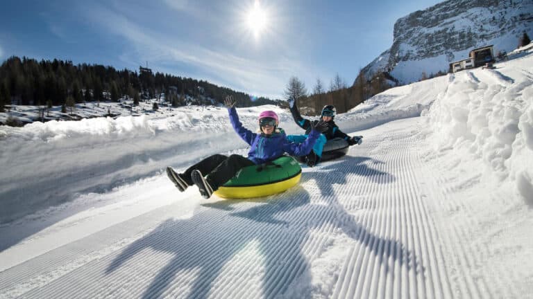 A Milano in Piazza Tre Torri arriva la pista di snowtubing per le Olimpiadi Invernali 2026