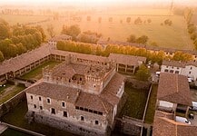 Dormire tra i tulipani in un borgo storico: guida all’esperienza 