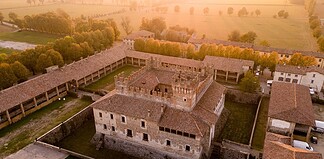 Dormire tra i tulipani in un borgo storico: guida all’esperienza 