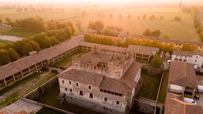 Dormire tra i tulipani in un borgo storico: guida all’esperienza 