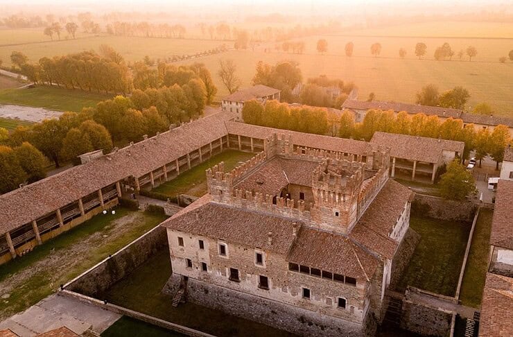 Dormire tra i tulipani in un borgo storico: guida all’esperienza 