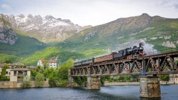 Treni storici in Lombardia: il viaggio d’epoca verso il Lago di Como