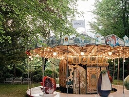 ARKET al Giardino delle Arti: la giostra di frutta che tutti vogliono vedere