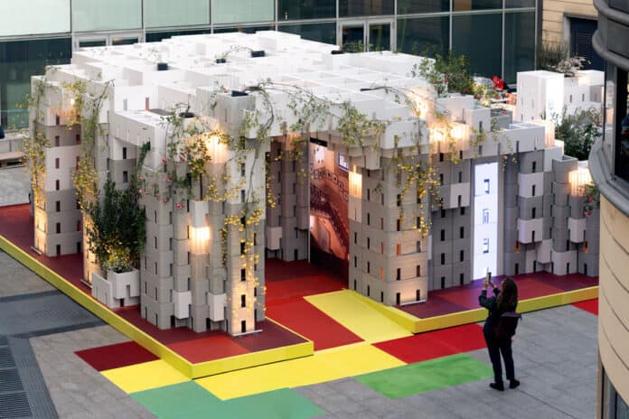 DesignWeek 2026: centro bloccato, code sotto il sole e folla ovunque