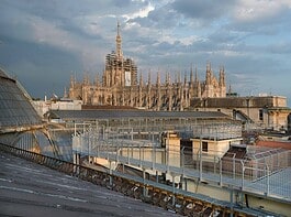 Skyoga Milano: yoga sospeso tra le guglie della città