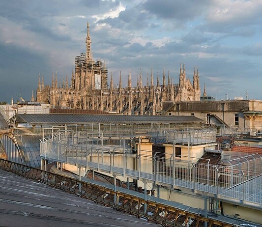Skyoga Milano: yoga sospeso tra le guglie della città