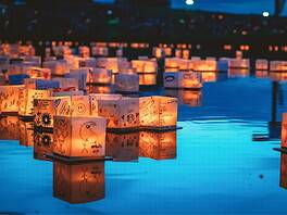 Luglio con il Water Lantern Festival: date, orari e come partecipare
