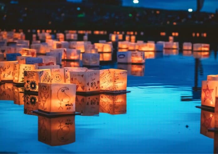 Luglio con il Water Lantern Festival: date, orari e come partecipare Luglio con il Water Lantern Festival: date, orari e come partecipare