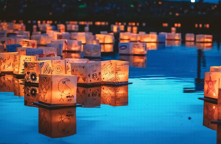 Luglio con il Water Lantern Festival: date, orari e come partecipare