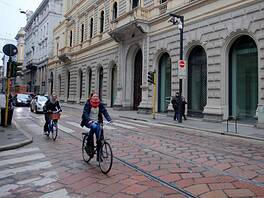 Via Torino cambia volto: il pavé lascia spazio al rosso