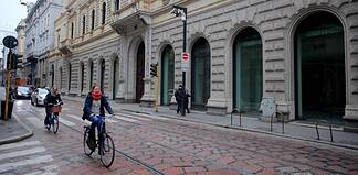 Via Torino cambia volto: il pavé lascia spazio al rosso