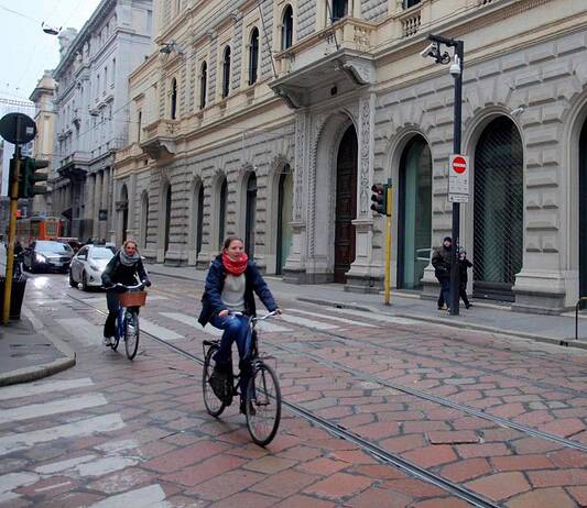 Via Torino cambia volto: il pavé lascia spazio al rosso