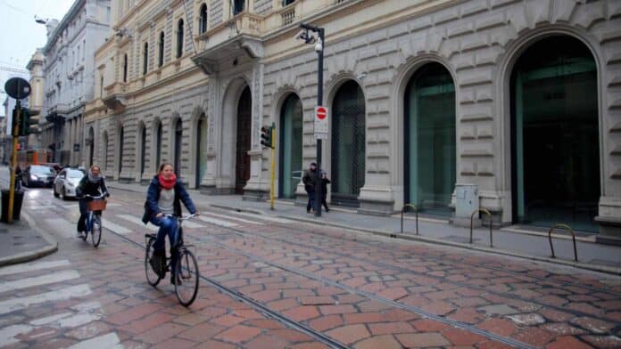Via Torino cambia volto: il pavé lascia spazio al rosso Via Torino cambia volto: il pavé lascia spazio al rosso