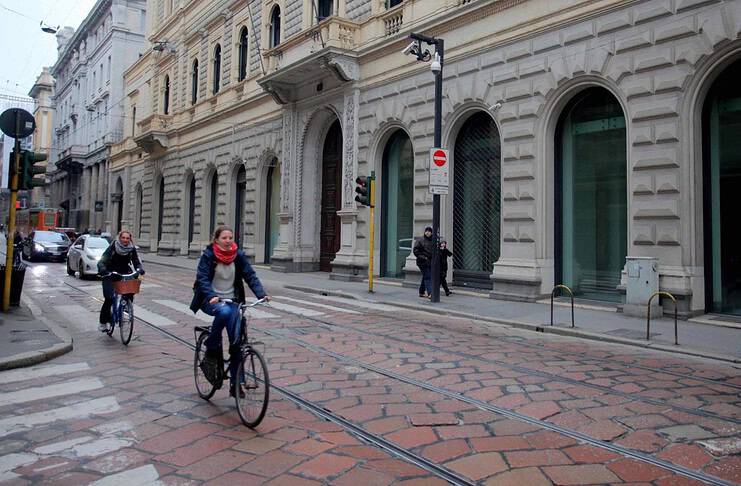 Via Torino cambia volto: il pavé lascia spazio al rosso