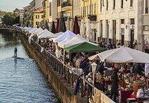 Mercatone dell’Antiquariato sui Navigli: oltre 380 espositori a Milano Mercatone dell'Antiquariato sui Navigli: oltre 380 espositori a Milano