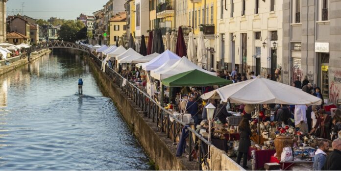 Mercatone dell'Antiquariato sui Navigli: oltre 380 espositori a Milano Mercatone dell'Antiquariato sui Navigli: oltre 380 espositori a Milano