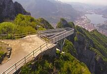 Tra lago e montagne: la passerella panoramica sospesa nel vuoto Tra lago e montagne: la passerella panoramica sospesa nel vuoto