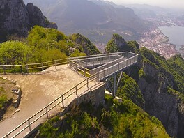 Tra lago e montagne: la passerella panoramica sospesa nel vuoto