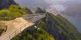Tra lago e montagne: la passerella panoramica sospesa nel vuoto