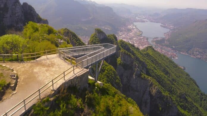 Tra lago e montagne: la passerella panoramica sospesa nel vuoto