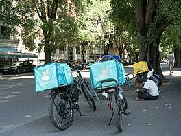 Stop alle consegne dei rider nelle ore più calde a Milano
