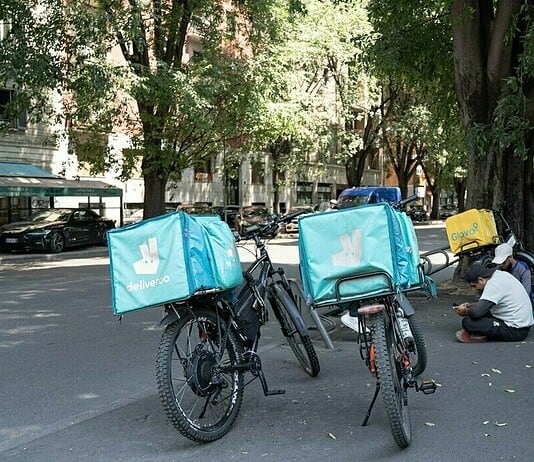 Stop alle consegne dei rider nelle ore più calde a Milano