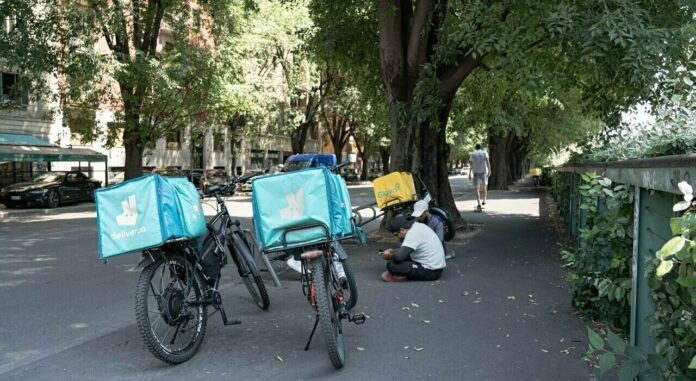 Stop alle consegne dei rider nelle ore più calde a Milano