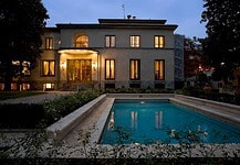 Aperitivo sotto le magnolie in una villa storica di Milano con piscina