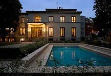 Aperitivo sotto le magnolie in una villa storica di Milano con piscina Aperitivo sotto le magnolie in una villa storica di Milano con piscina