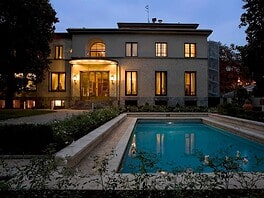Aperitivo sotto le magnolie in una villa storica di Milano con piscina