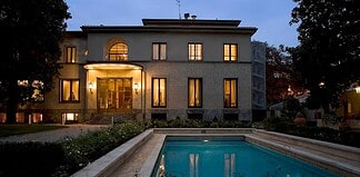 Aperitivo sotto le magnolie in una villa storica di Milano con piscina