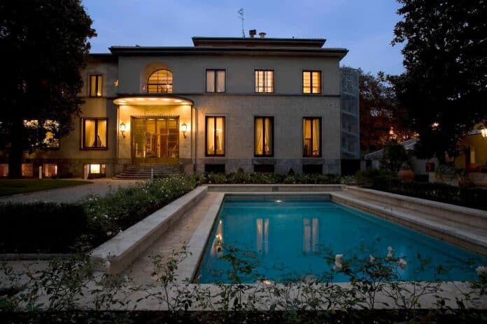 Aperitivo sotto le magnolie in una villa storica di Milano con piscina Aperitivo sotto le magnolie in una villa storica di Milano con piscina