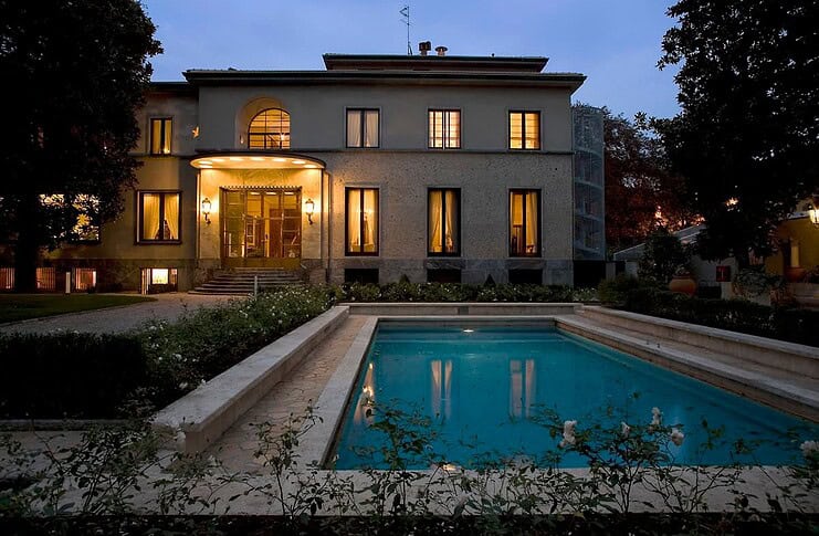 Aperitivo sotto le magnolie in una villa storica di Milano con piscina