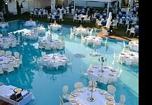Vicino Milano la cena in una piscina tra spettacoli e fuochi d'artificio