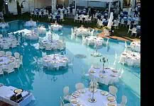 Vicino Milano la cena in una piscina tra spettacoli e fuochi d’artificio Vicino Milano la cena in una piscina tra spettacoli e fuochi d'artificio