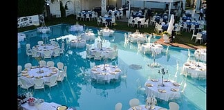 Vicino Milano la cena in una piscina tra spettacoli e fuochi d'artificio