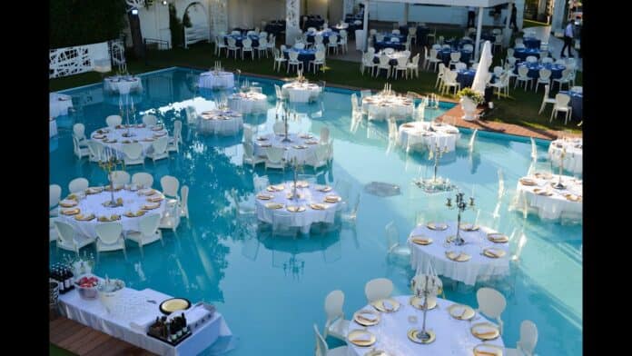 Vicino Milano la cena in una piscina tra spettacoli e fuochi d'artificio