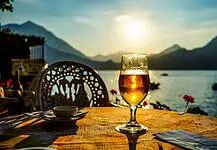 Aperitivo al tramonto in una casa galleggiante sul Lago di Como Aperitivo al tramonto in una casa galleggiante sul Lago di Como