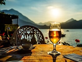 Aperitivo al tramonto in una casa galleggiante sul Lago di Como