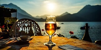 Aperitivo al tramonto in una casa galleggiante sul Lago di Como