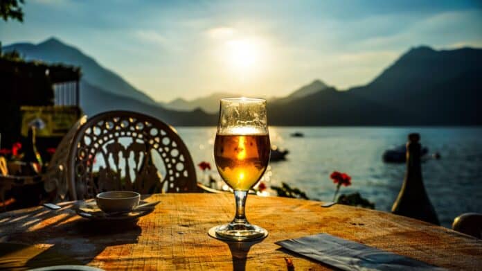 Aperitivo al tramonto in una casa galleggiante sul Lago di Como