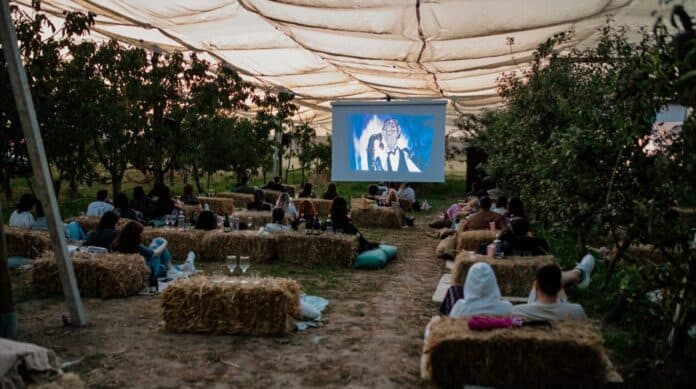 Un cinema tra frutteti e picnic a un passo da Milano