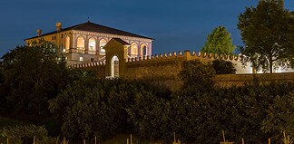 Cena sotto le stelle in un monastero patrimonio UNESCO