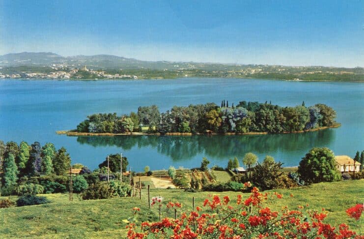 Vicino Milano c'è un'isola e con una passeggiata sul lungolago
