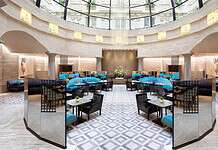 Colazione sotto una cupola di vetro con buffet da hotel di lusso