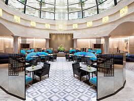 Colazione sotto una cupola di vetro con buffet da hotel di lusso