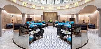 Colazione sotto una cupola di vetro con buffet da hotel di lusso