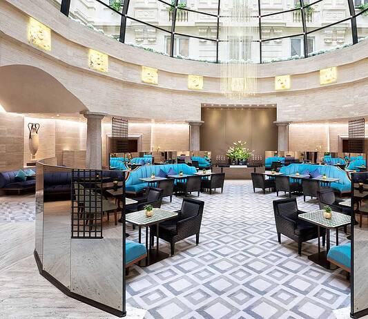 Colazione sotto una cupola di vetro con buffet da hotel di lusso