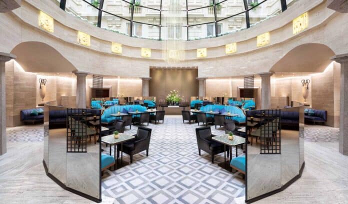 Colazione sotto una cupola di vetro con buffet da hotel di lusso Colazione sotto una cupola di vetro con buffet da hotel di lusso